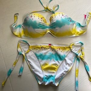 Victoria’s Secret bikini